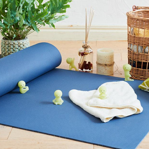 SMISKI Yoga – figurki w scenerii