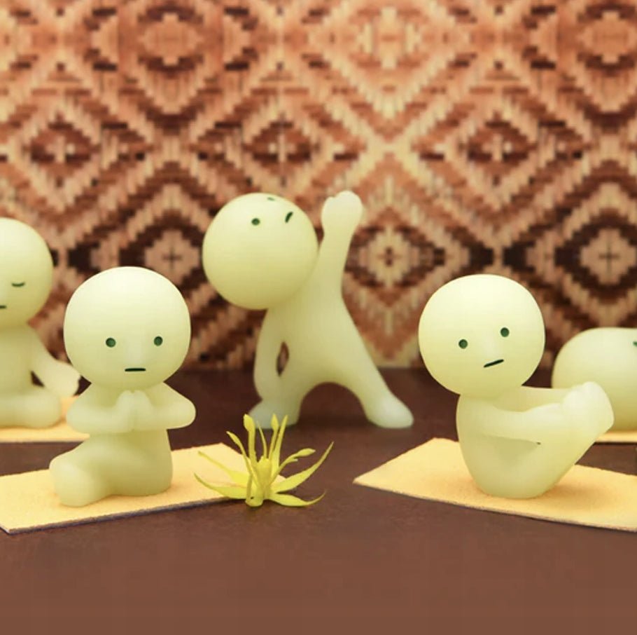 Smiski - Smiski Yoga Mini Glow in the dark laleczka świecąca w ciemności | Blind Box Figurka Kolekcjonerka - KICKOMI