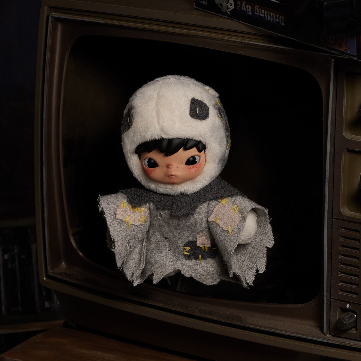 Hirono After Dark Plush Doll Pendant – Drifting By, pluszowa zawieszka
