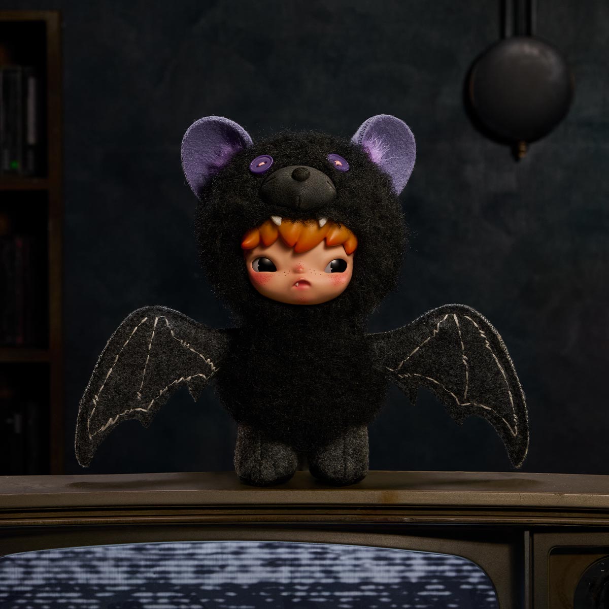 Hirono After Dark Plush Doll Pendant – Upside Down, pluszowa zawieszka