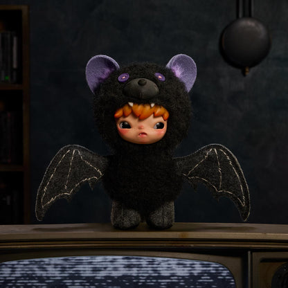 Hirono After Dark Plush Doll Pendant – Upside Down, pluszowa zawieszka