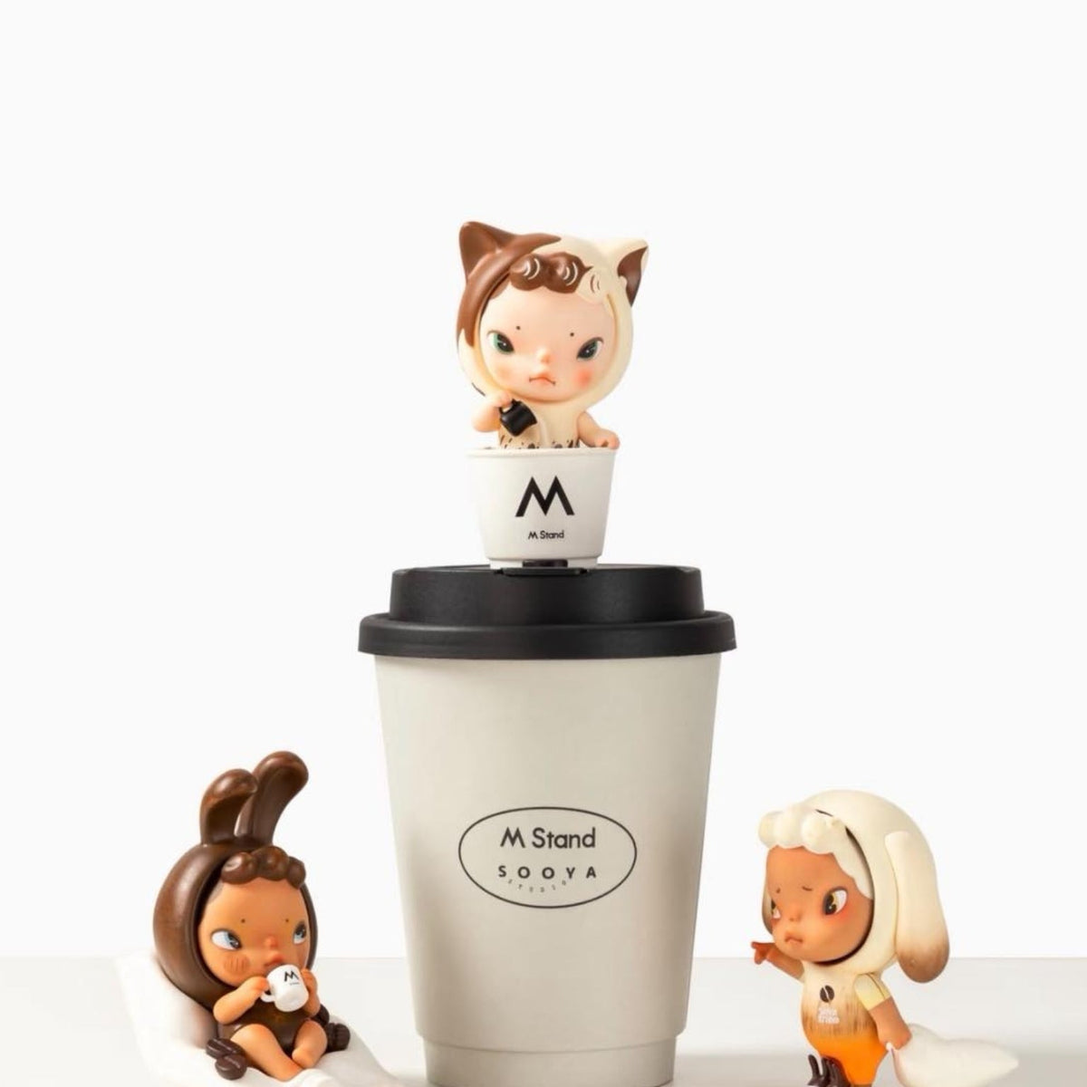 Sooya M Stand – figurki przy kubku kawy