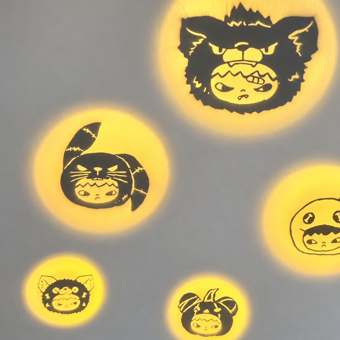 Hirono After Dark Night Light Charm – projekcje lampki na ścianie
