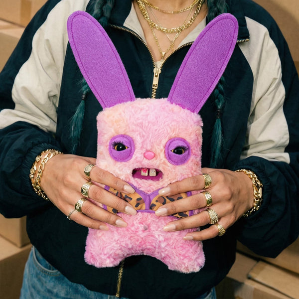 Fuggler Baddies Rabid Rabbit w dłoni – skala