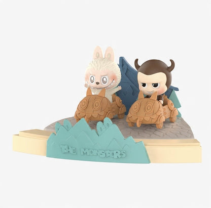 POP MART - Labubu THE MONSTERS Playing Games Series Scene | Blind Box Figurka Kolekcjonerska - KICKOMI