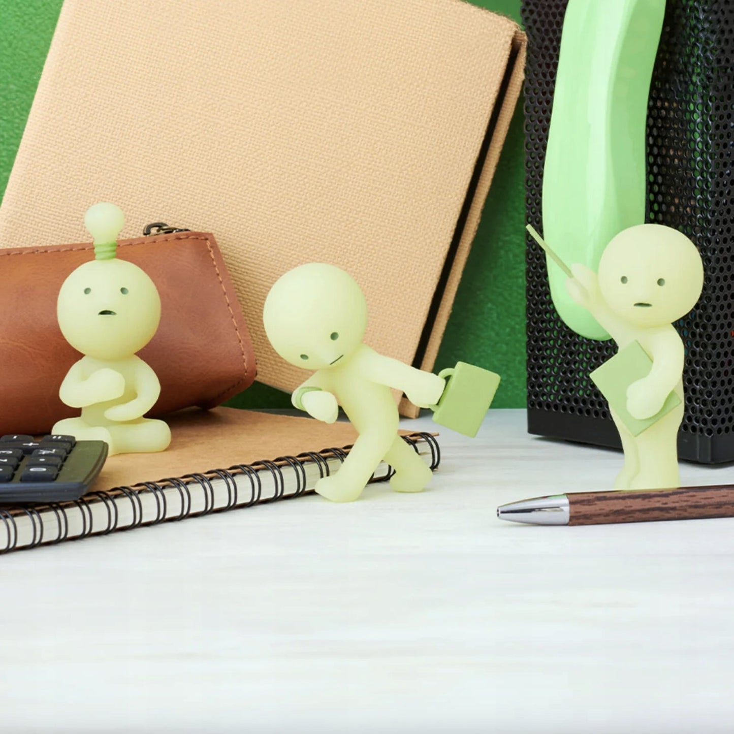 Smiski - Smiski At Work Glow in The Dark | Blind Box Figurka Kolekcjonerka - KICKOMI