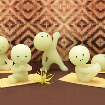 Smiski - Smiski Yoga Mini Glow in the dark laleczka świecąca w ciemności | Blind Box Figurka Kolekcjonerka - KICKOMI