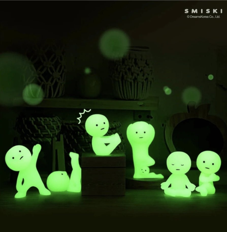 Smiski - Smiski Yoga Mini Glow in the dark laleczka świecąca w ciemności | Blind Box Figurka Kolekcjonerka - KICKOMI