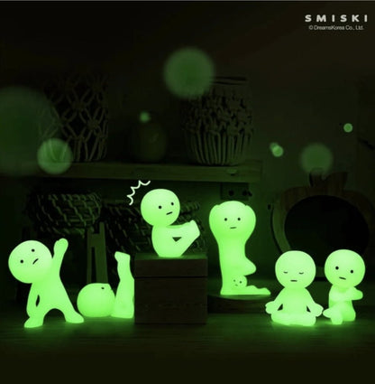 Smiski - Smiski Yoga Mini Glow in the dark laleczka świecąca w ciemności | Blind Box Figurka Kolekcjonerka - KICKOMI